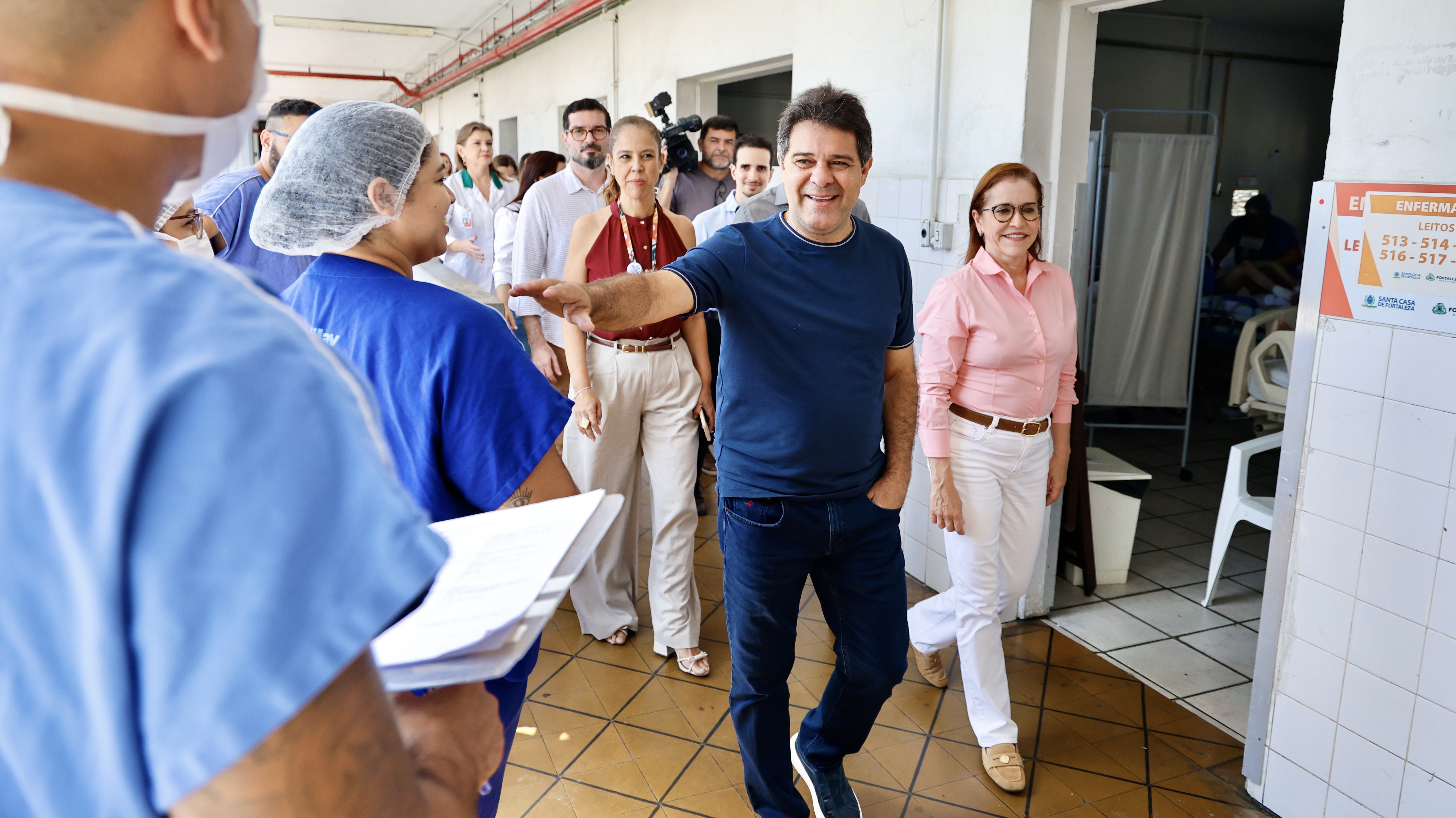 prefeito cumprimentando pessoas no corredor da Santa Casa